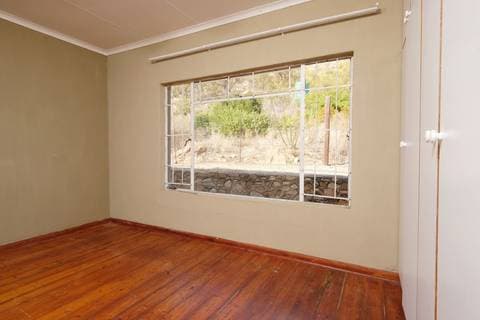 Quarto vazio com piso de madeira, pronto para comparar acabamentos